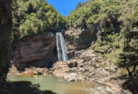 Mangatini Waterfalls景点图片