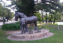 Day Off Peter Bronze Statue景点图片