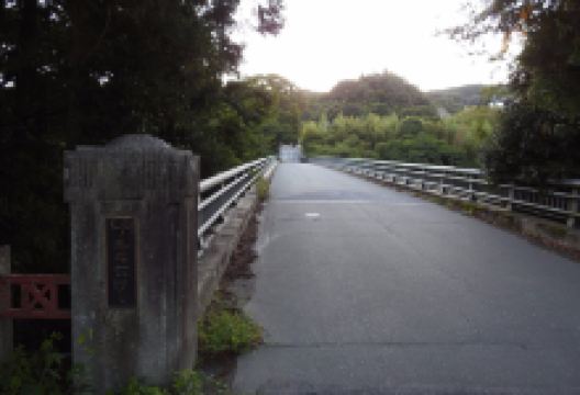 鸟居强右卫门磔死の碑景点图片