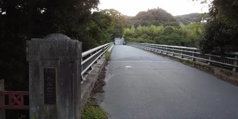 鳥居強右衛門磔死の碑