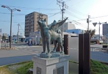 Wing Dog Statue景点图片