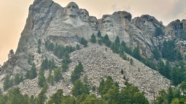 10-Day Yellowstone Tour from Los Angeles·Lower Antelope Canyon, Mount Rushmore, and Las Vegas