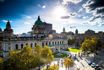 都柏林到贝尔法斯斯特经典北爱尔兰一日游【贝尔法斯特市政厅+特泰坦尼克号博物馆+黑暗树篱+巨人之路+卡里克索桥】