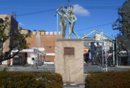 Wa to Hagemi Statues of Women景点图片