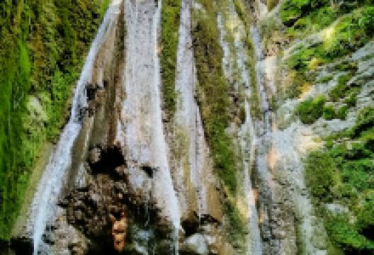 Teshebs Waterfalls景点图片