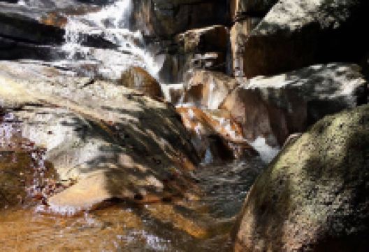 Chin Farm Waterfall景点图片