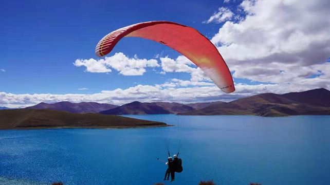 西藏羊湖国际滑翔伞飞行基地