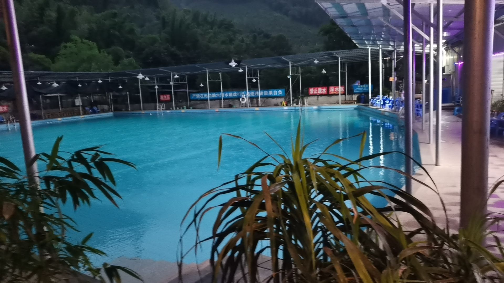 溪源生态游泳场烧烤区