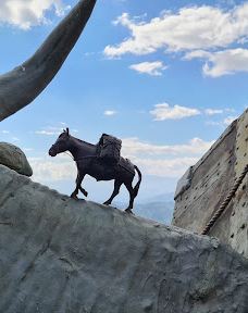 Monumento a los Colonizadores-马尼萨莱斯