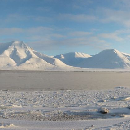 挪威朗伊尔城和全球种子库一日游【徒步/巴士】