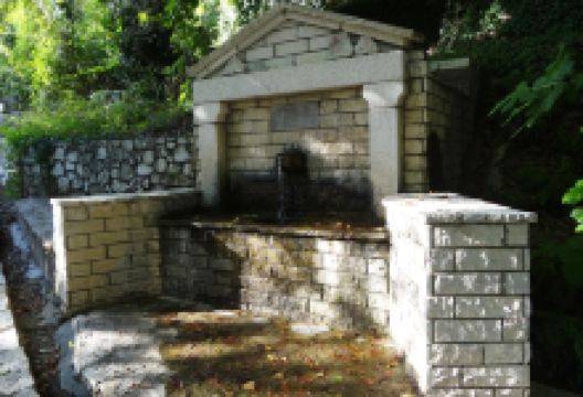 Kerasia Waterfall景点图片