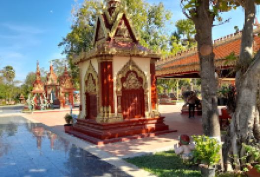 Oknha Klaeng Meung Shrine景点图片