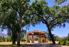 City of Ten Thousand Buddhas - Three Arch Gate景点图片