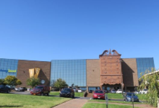 World's Largest Highboy Dresser景点图片