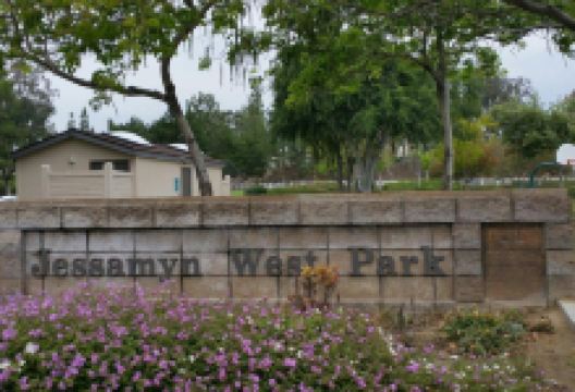 Jessamyn West Park景点图片