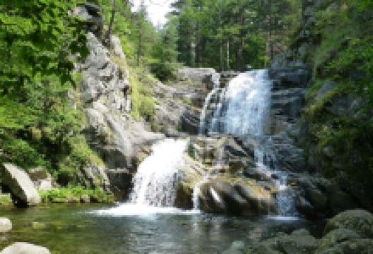 Popinolashki Waterfall景点图片