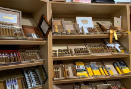 Aficionado Room Cigar Shop & Lounge购物图片