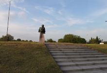 'Maternity' monument景点图片