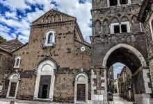 Cattedrale di CASERTAVECCHIA. Sepolcro del Vescovo景点图片