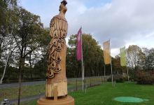 Holzskulptur (Pfau), Meyer's Blumenzeit景点图片