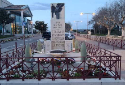 Monument aux Morts de Cruas景点图片