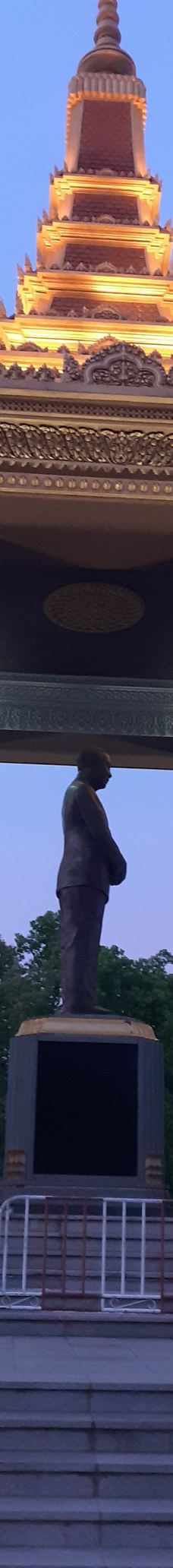 西哈努克铜像纪念堂-金边
