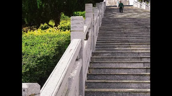 “瓊崖公學”紀念亭