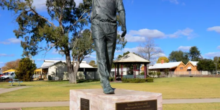 Glen McGrath Statue