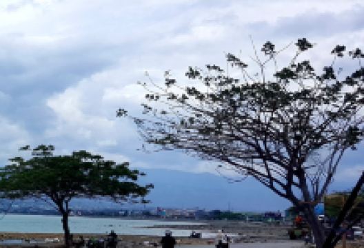 Tumbelaka Beach景点图片