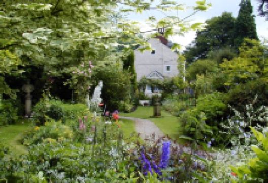 Cascades Gardens景点图片