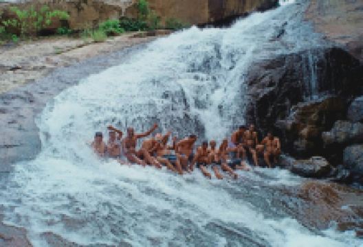 Viripara Waterfalls景点图片