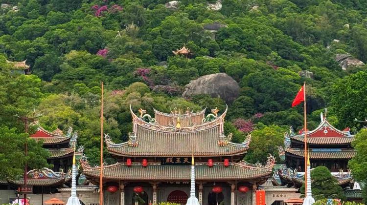 2-Day Xiamen + Gulangyu Island + Nanputuo Temple + Huandao Road