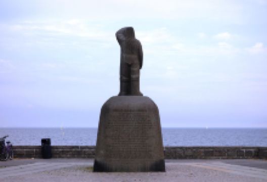 Knud Rasmussen Statue景点图片