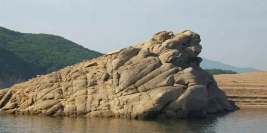 額赫島