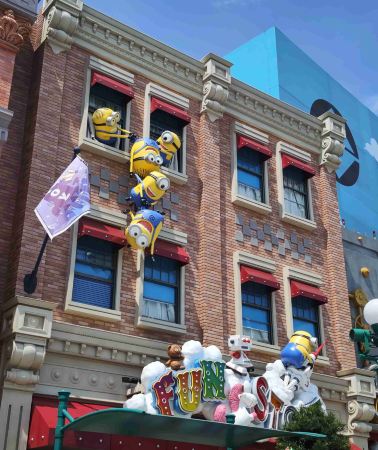 4D3N • Exclusive Tour: Singapore, Universal Studios and Bird Paradise dual-park tickets included, luxury dining at Penguin Cove Restaurant, Sentosa
