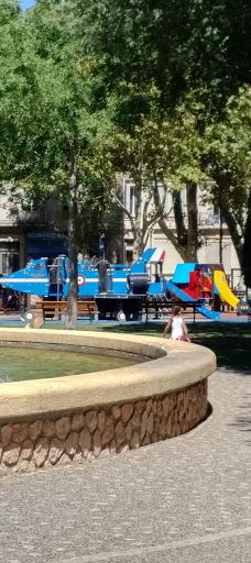 Jardin d'enfants de la Place du Général de Gaulle-普罗旺斯地区萨隆