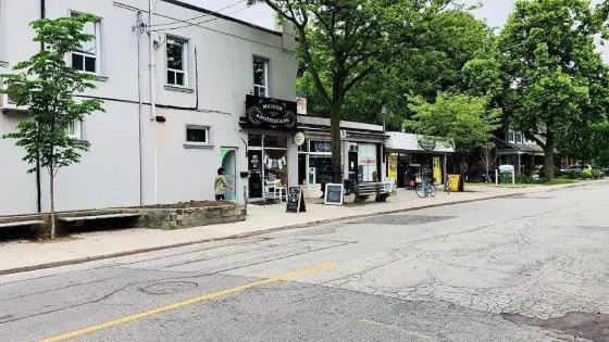 布洛爾西村