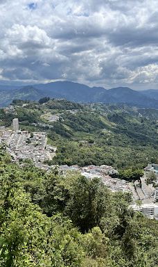 Monumento a los Colonizadores-马尼萨莱斯