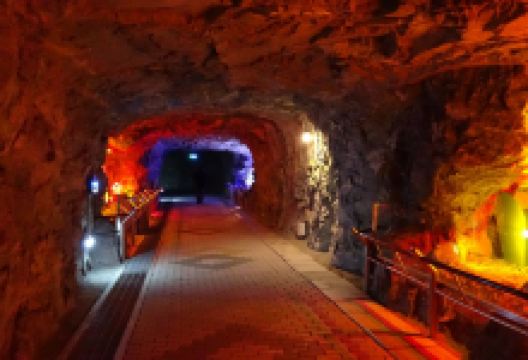 画岩洞窟景点图片