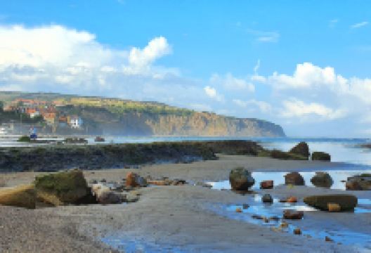 Robin Hoods Bay Beach景点图片