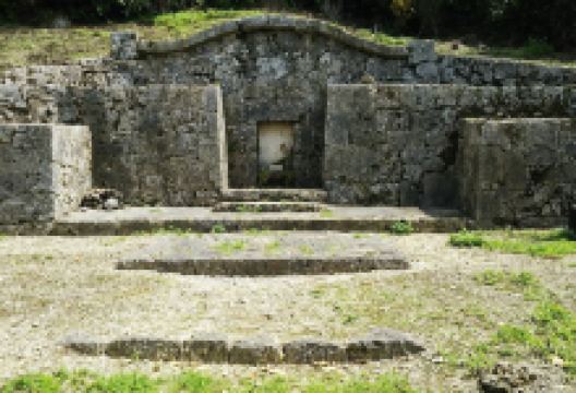 护佐丸の墓景点图片