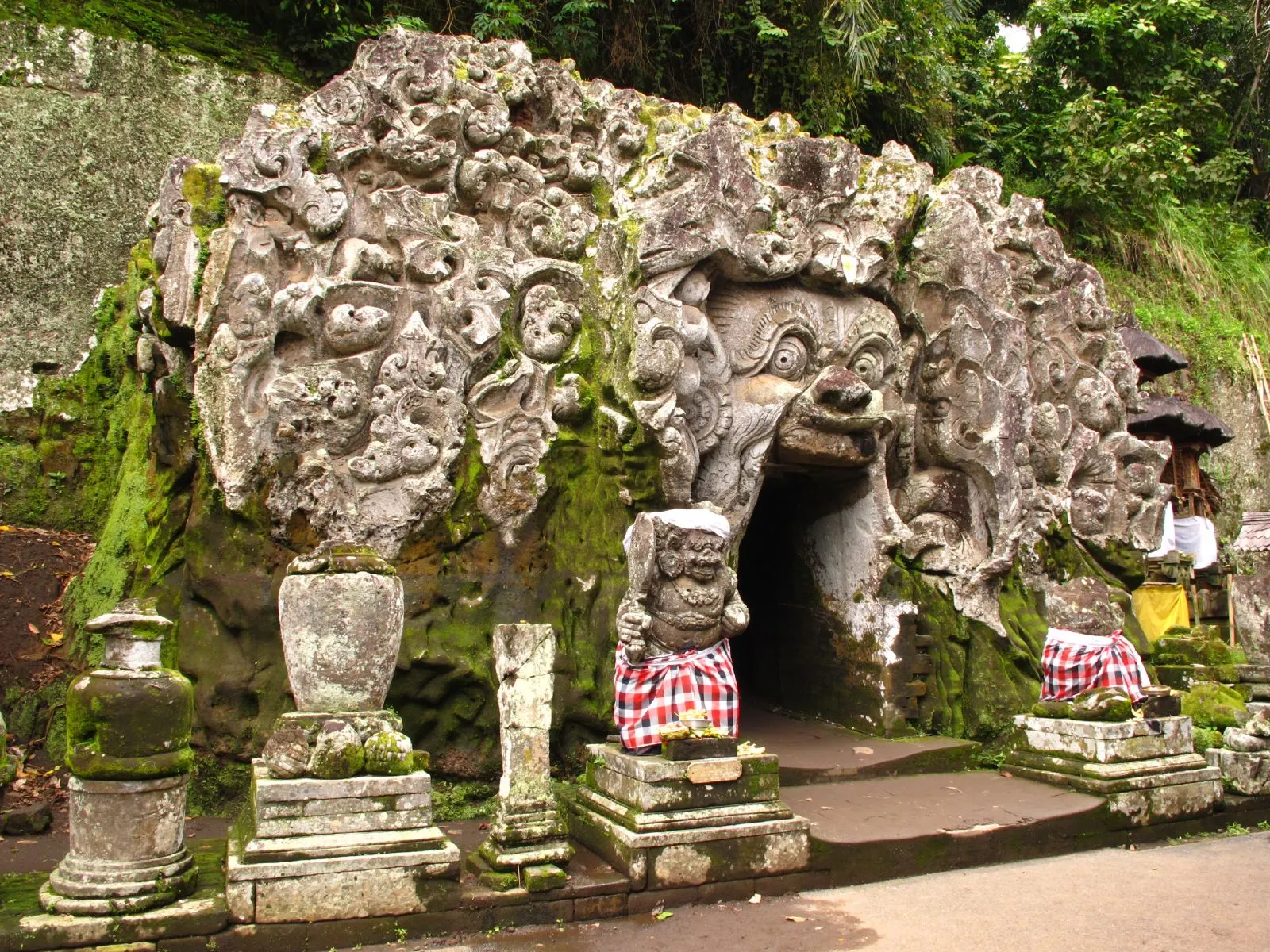 30 Tempat Wisata di Bali-Goa Gajah