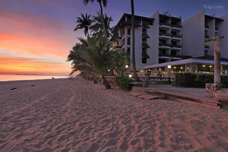 โรงแรมระยองชาเล่ต์(Rayong Chalet Hotel and Resort)