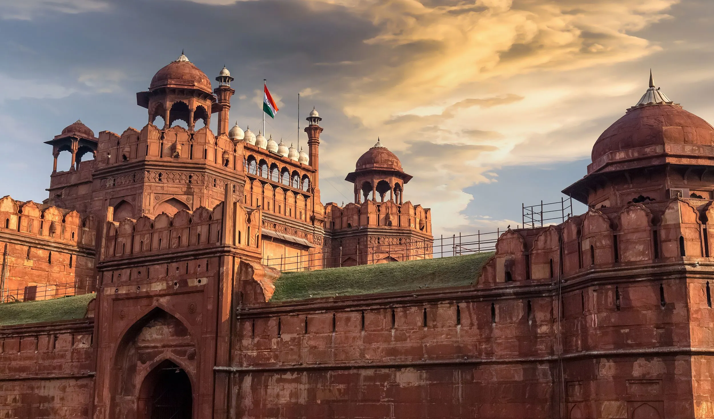 Book Cheap Flights from London to Delhi and Save Money