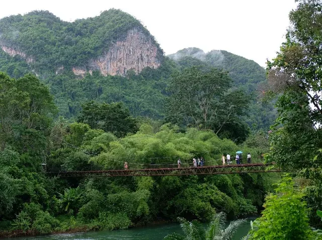 สะพานแขวนเขาพัง