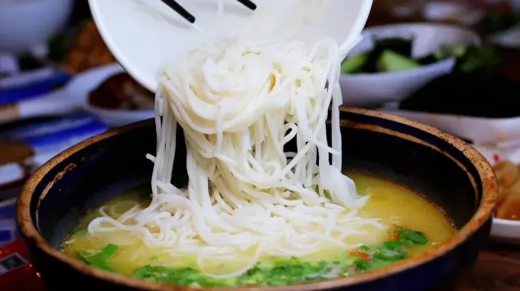 1. Crossing the Bridge Noodles (过桥米线)
