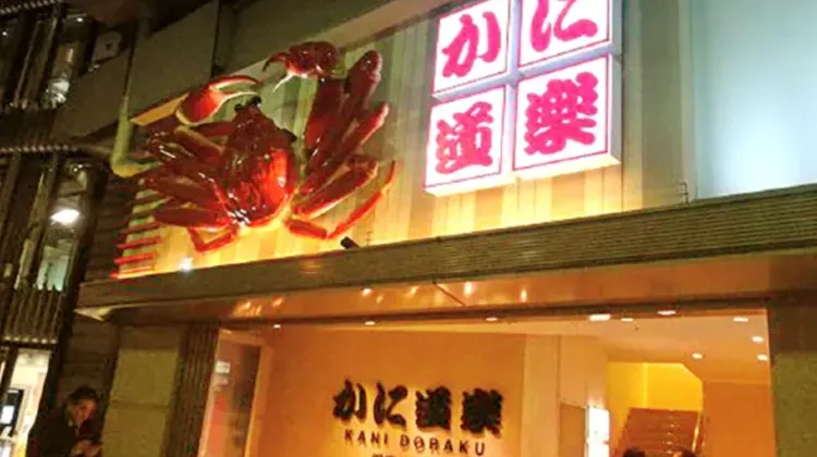 From grilled snow crab to fried king crab, Kani Douraku Honten serves everything crab-related!