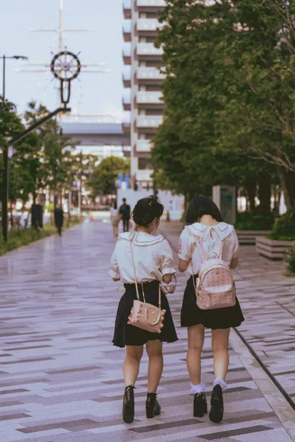 女性の友人同士で「友チョコ」を贈りあうことも…