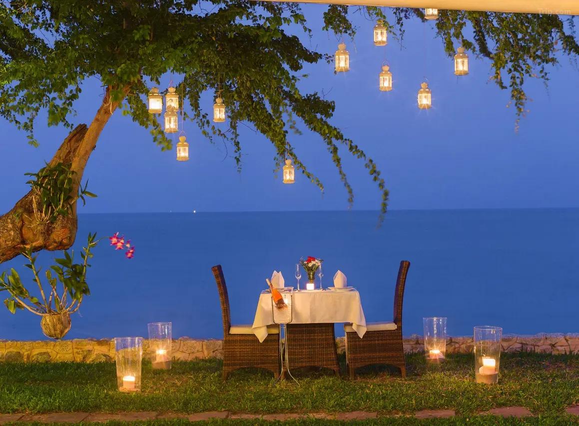 บรรยากาศโรแมนติกดินเนอร์ใต้แสงเทียนริมชายหาดของโรงแรมเสน่ห์ บีช หัวหิน
