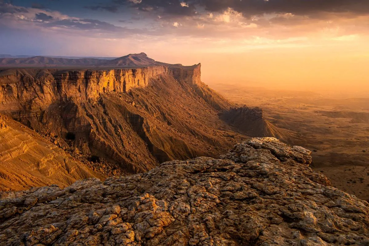 2. Tempat Wisata di Arab Saudi-Edge of The World